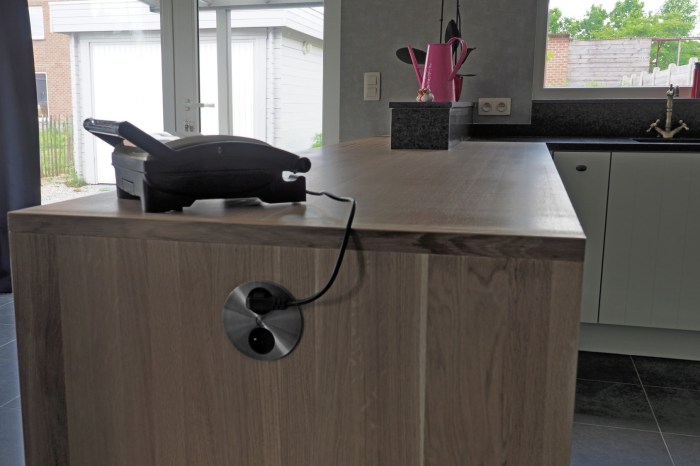 zijkant open stekker met toestel pp